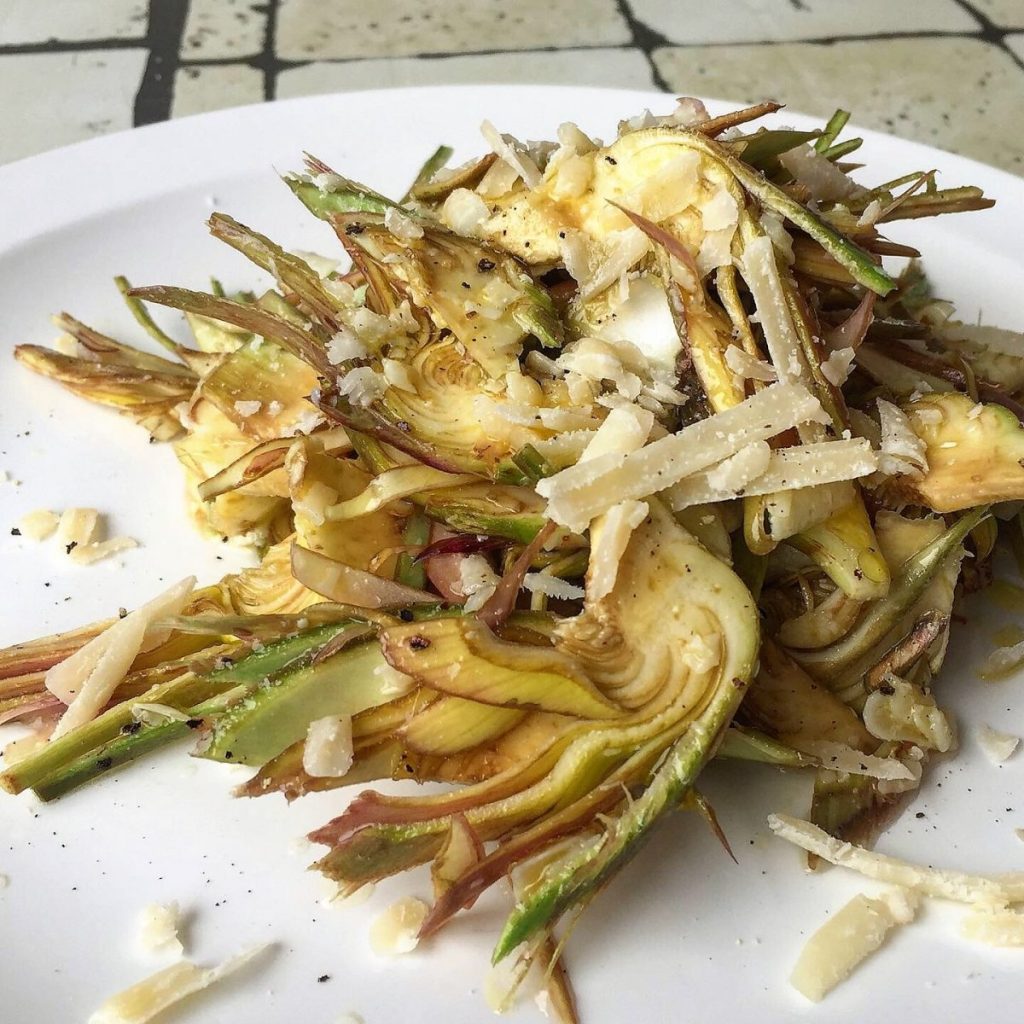 knapperige artisjokkensalade met Parmezaan