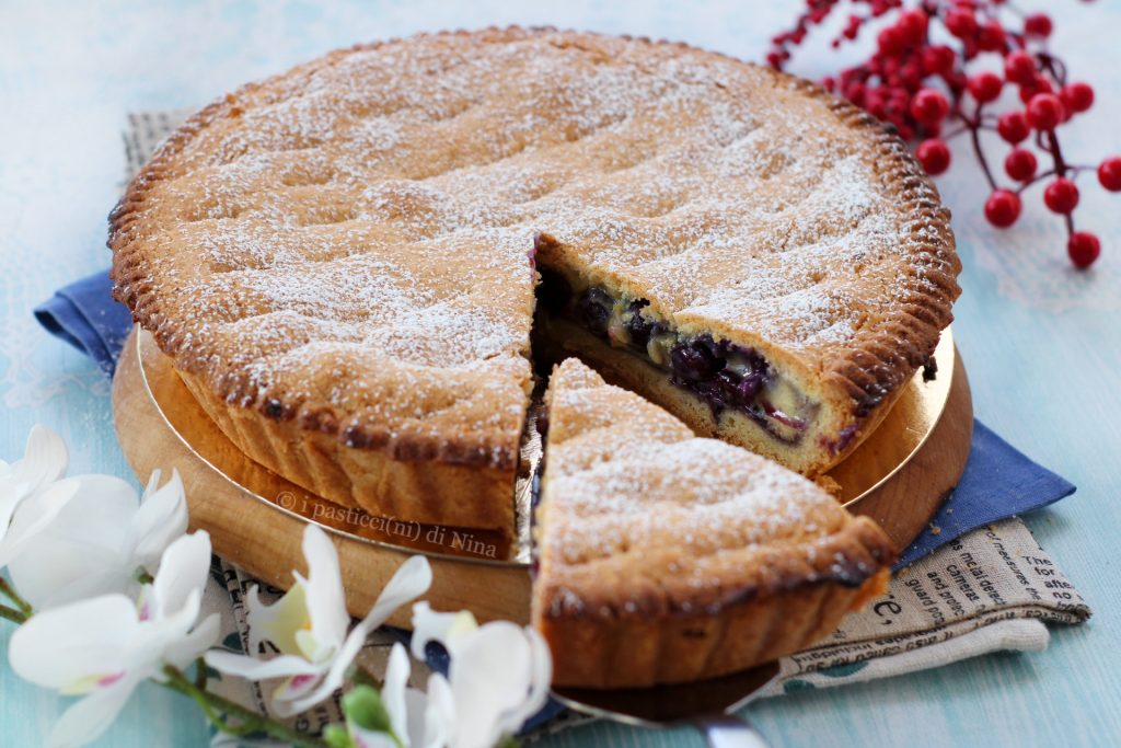 Gevulde crostata met banketbakkersroom en verse blauwe bessen, knapperig en boterig de gebakjes van Nina