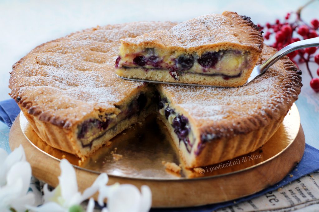 Gevulde crostata met banketbakkersroom en verse blauwe bessen, knapperig en boterig de gebakjes van Nina