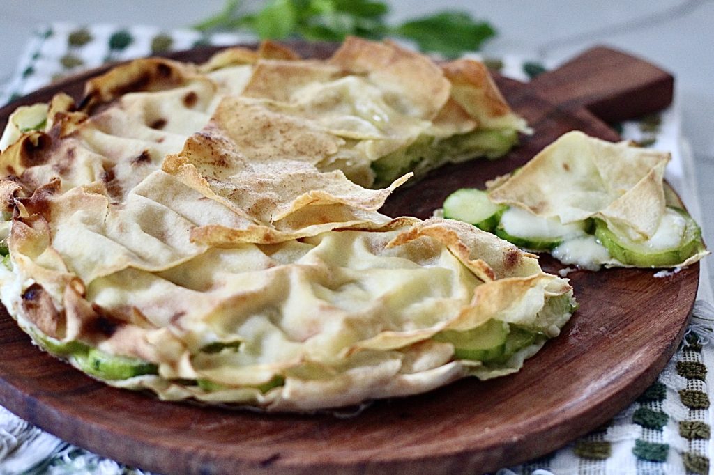 Snel tortino van pane carasau met courgettes en stracchino zonder kneden.