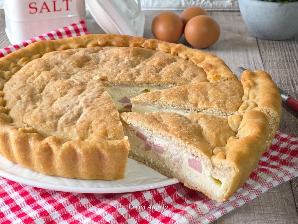 Rustieke Napolitaanse pizza rustica, gebakken in oven of in airfryer