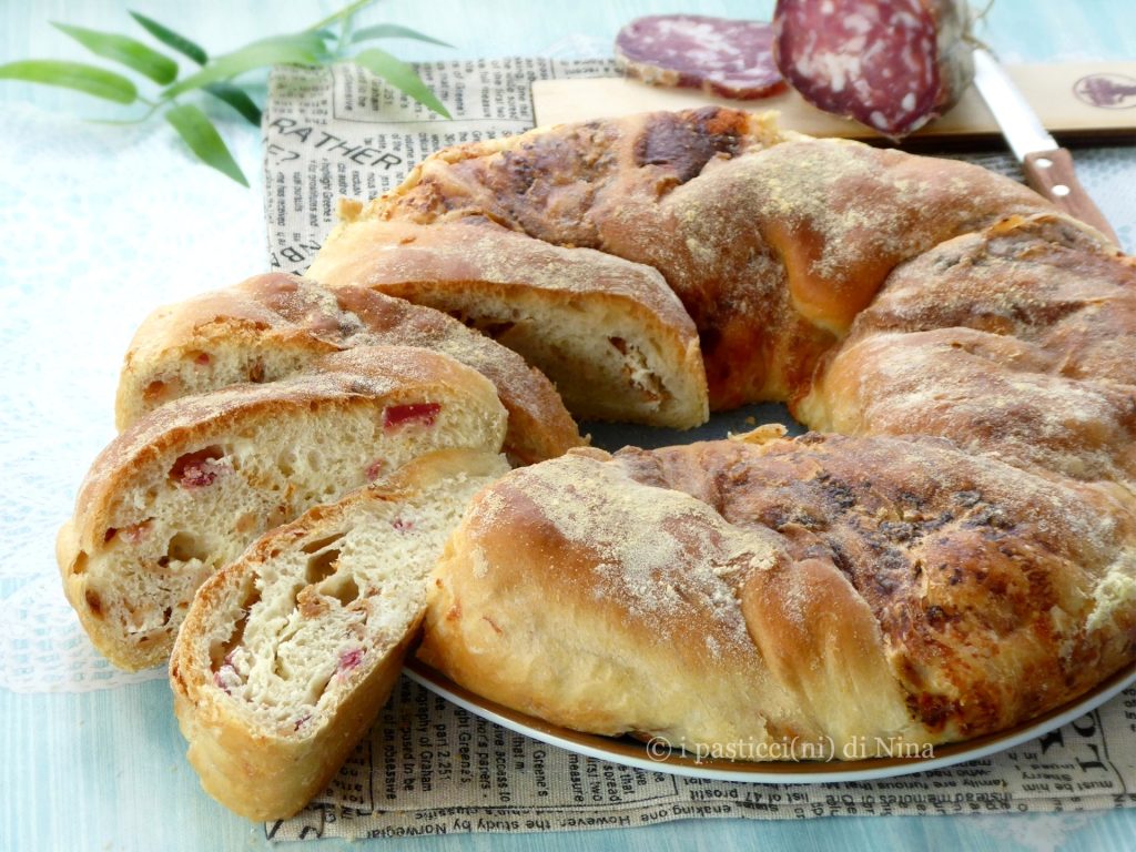 Zachte broodkrans met ricotta en ciccioli, heerlijk luchtig - recept voor feestdagen zoals Kerst of Pasen