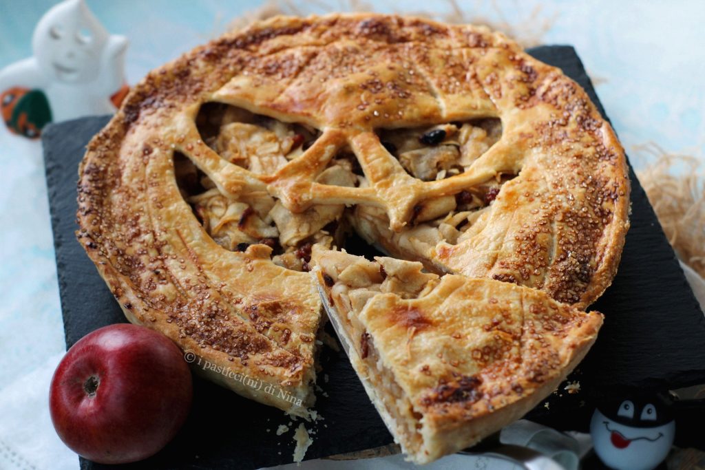 Zoete bladerdeegtaart voor Halloween themafeestjes met appels, rozijnen en savoiardi i pasticcini di Nina