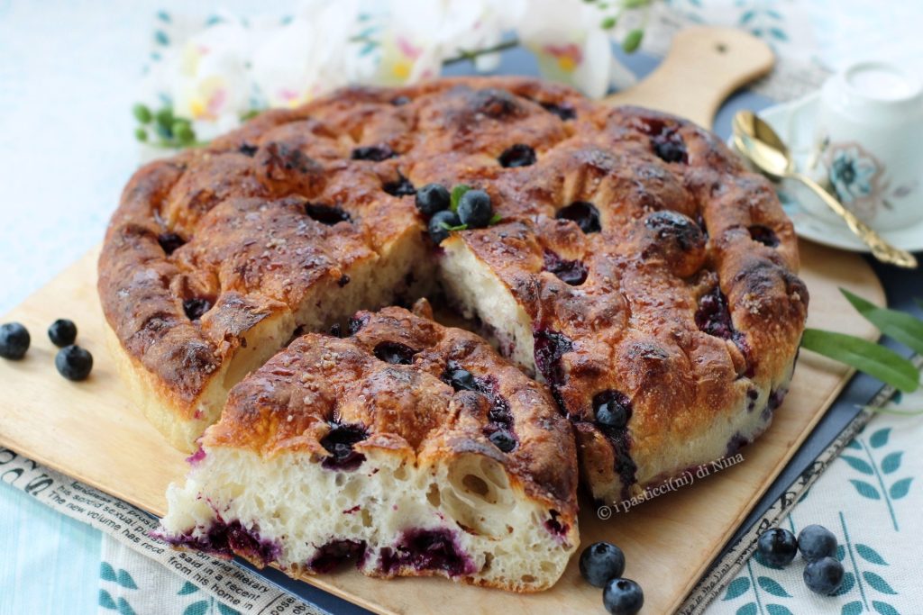 Zoete focaccia met bosbessen, zacht gerezen, recept i pasticcini di Nina