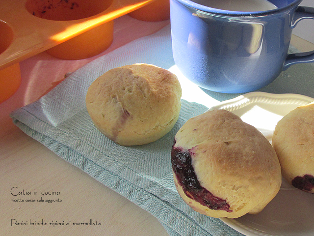 briochebroodjes gevuld gebakken in muffinvorm