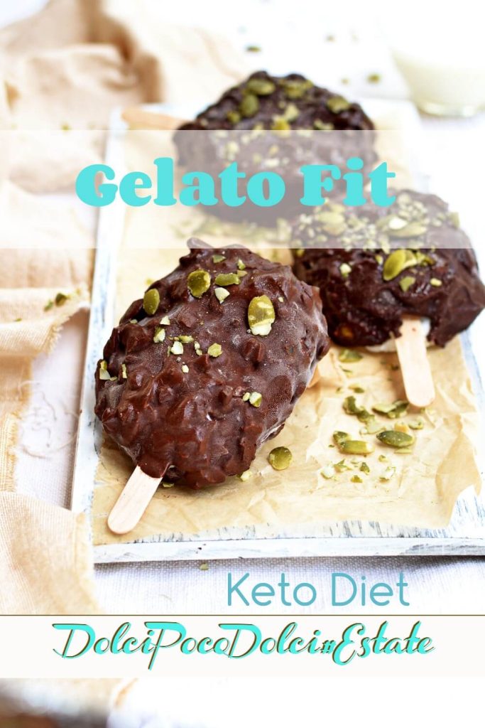 Fit-ijsjes op een stokje keto en glutenvrij met pure chocolade en pompoenpitten