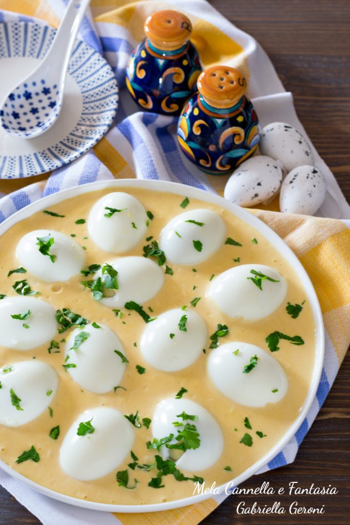 gekookte eieren in cocktailsaus