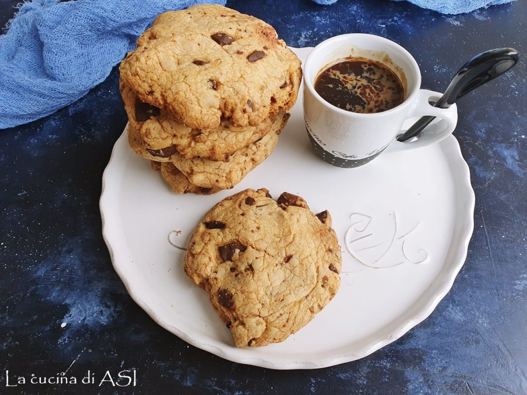 gigantische Amerikaanse cookies met witte en donkere chocolade