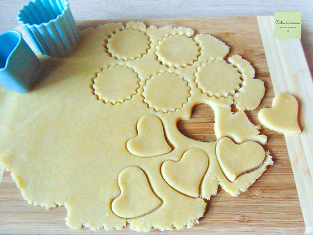 het deeg uitrollen en koekjes uitsteken met vormpjes