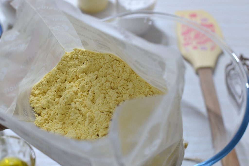 lupinenmeel op tafel met ingrediënten om een recept te beginnen