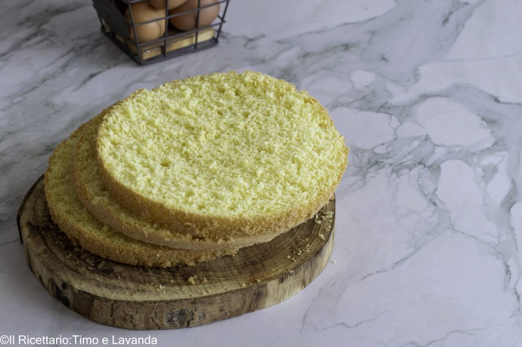 doorsnede van de glutenvrije pan di spagna met fijne en gelijkmatige kruim