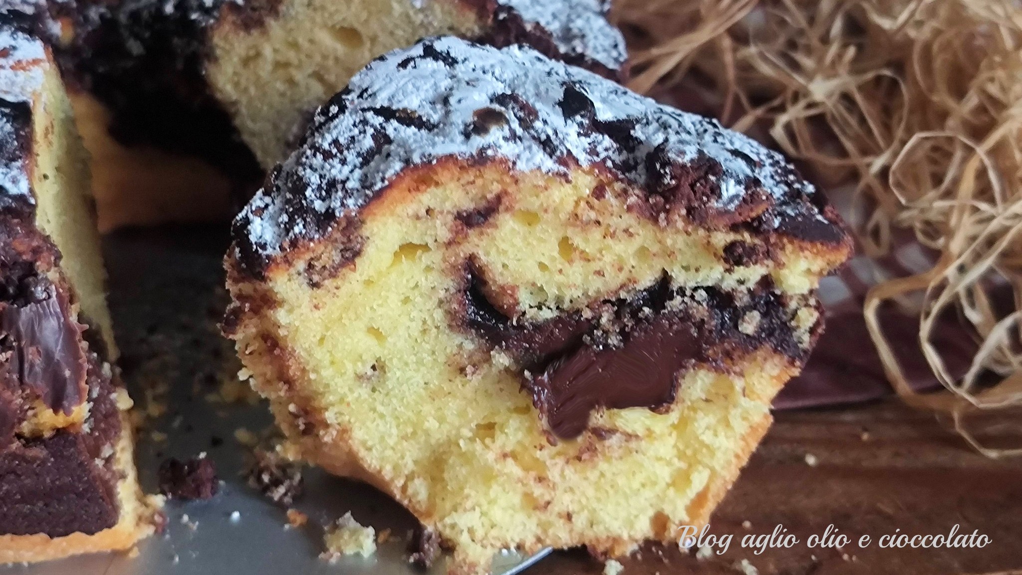 Deze ciambellone verbergt een verrassing: hazelnootpasta bakt in het beslag