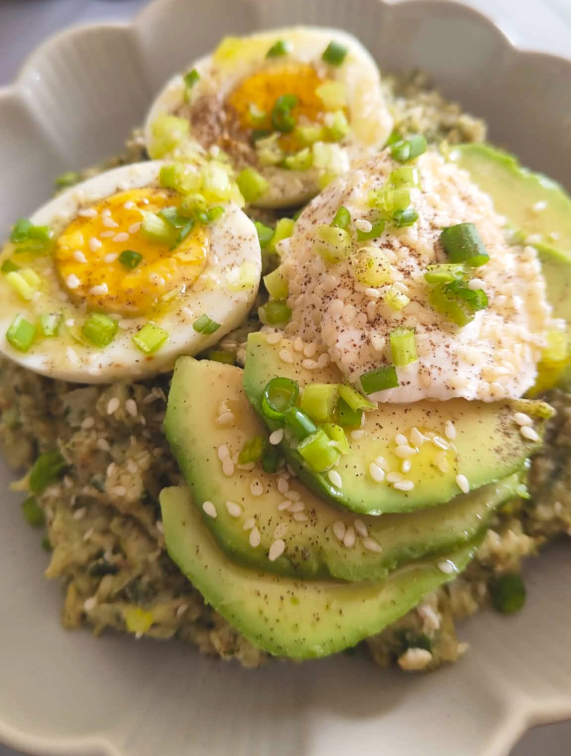 Hartige havermoutporridge met spinazie, ricotta, eieren en avocado: gezond en eiwitrijk recept