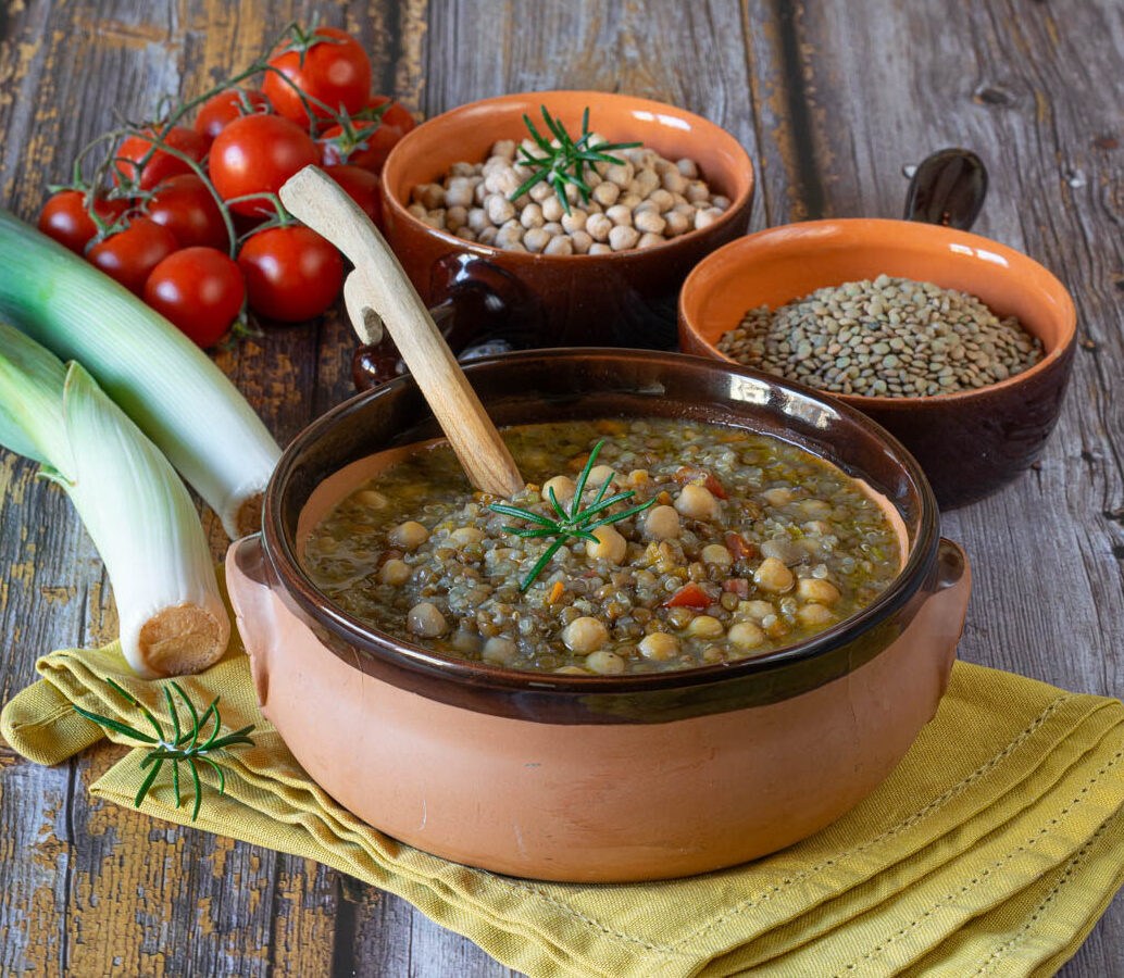 Quinoa-, linzen- en kikkererwtensoep