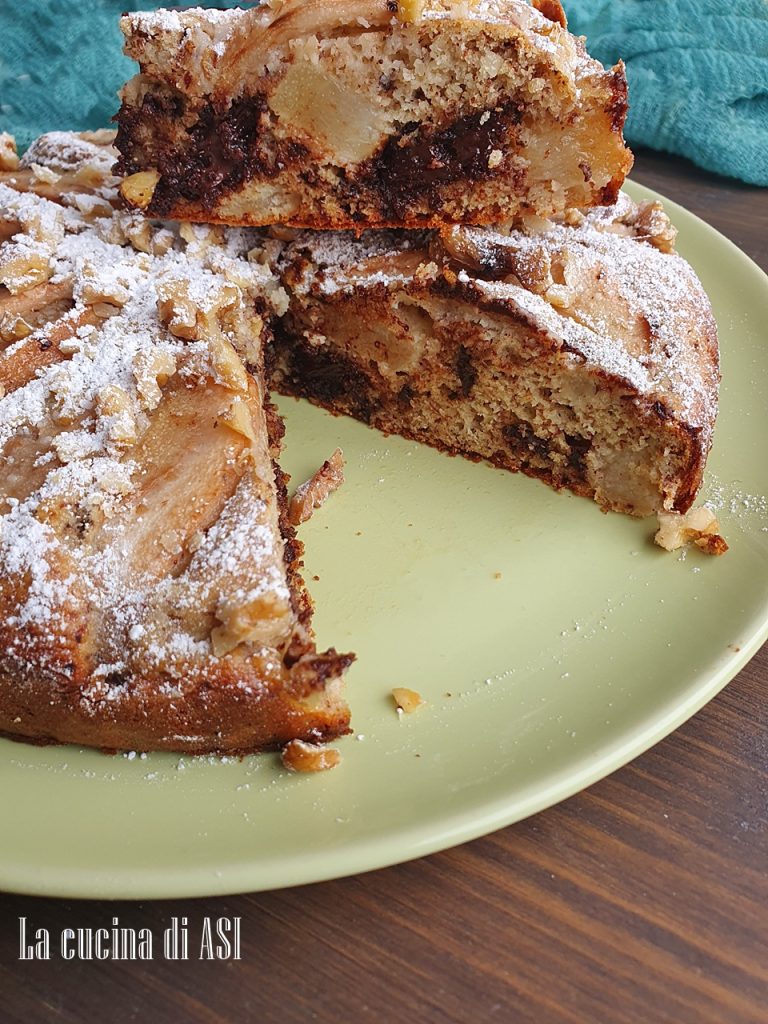 plakjes rustieke perentaart met walnoten en pure chocolade