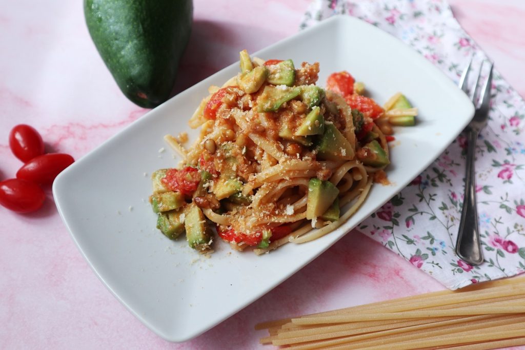 spaghetti met datterino, avocado en pijnboompitten