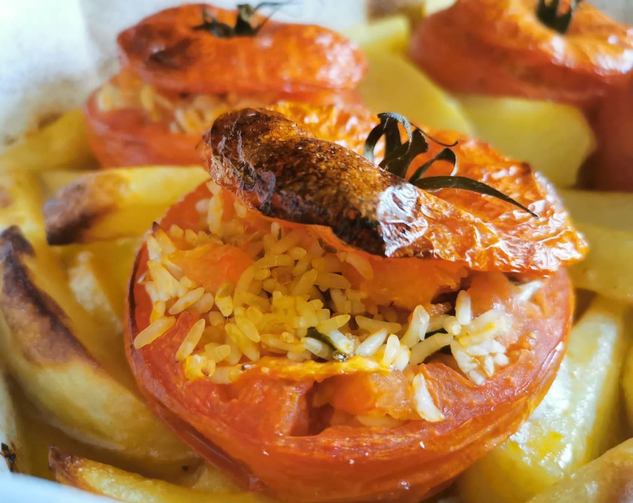 Gevulde tomaten met rijst en aardappelen