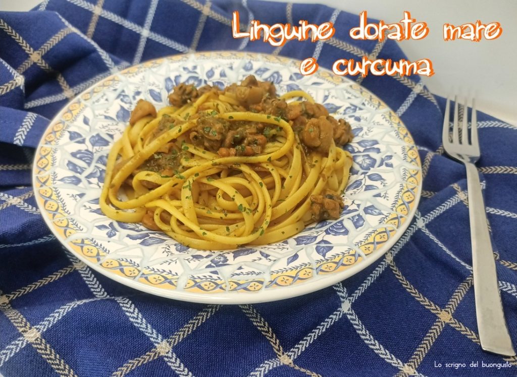 Gouden linguine met zeevruchten en kurkuma