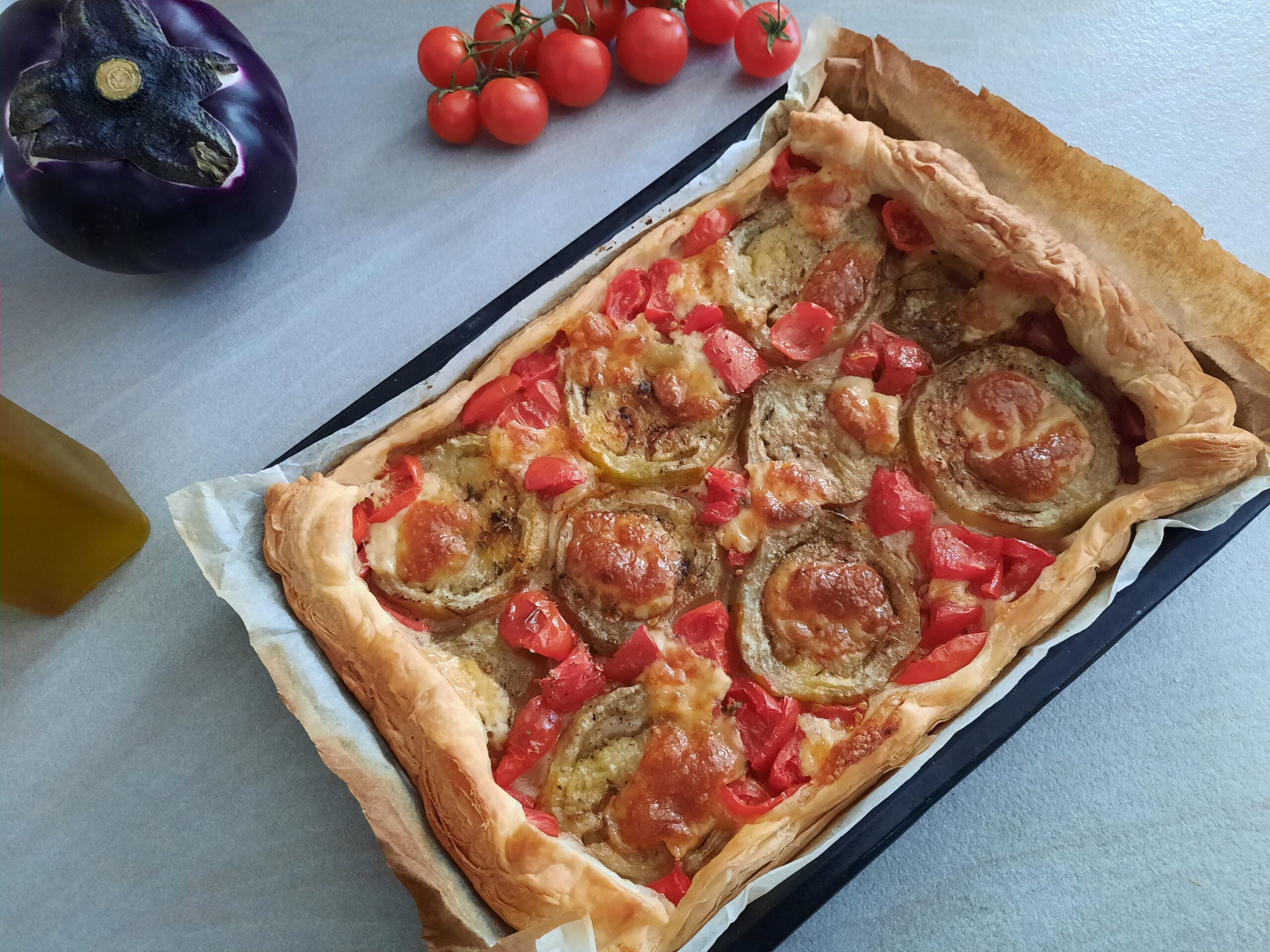 Hartige taart met aubergines