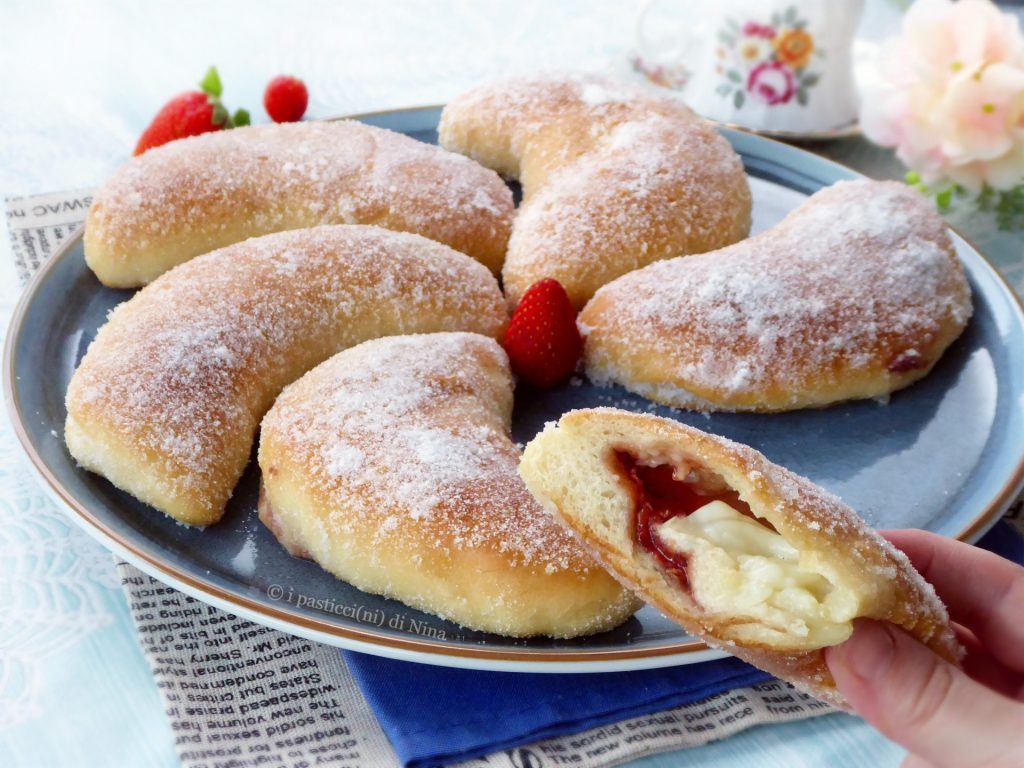 Halvemaanbrioches met melkcrème en jam van Nina
