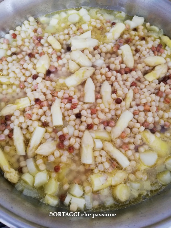 punten toevoegen bij fregola met asperges