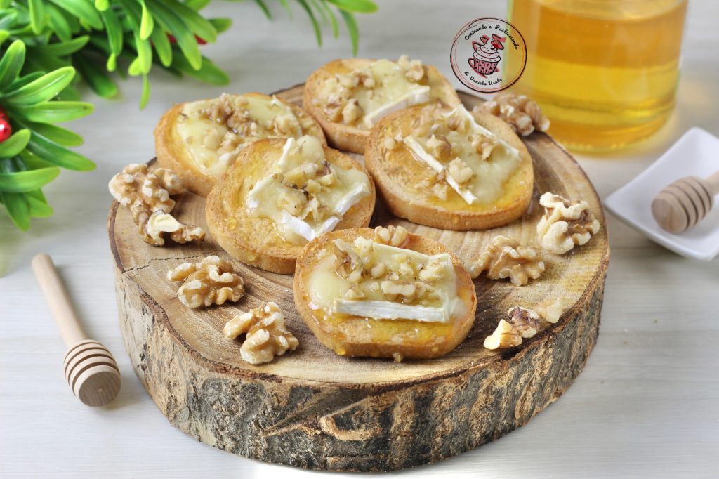 crostini met brie, honing en walnoten