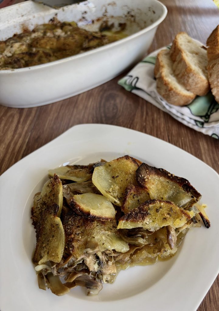 portie aardappelen, paddenstoelen en artisjokken uit de oven, krokant en gegratineerd