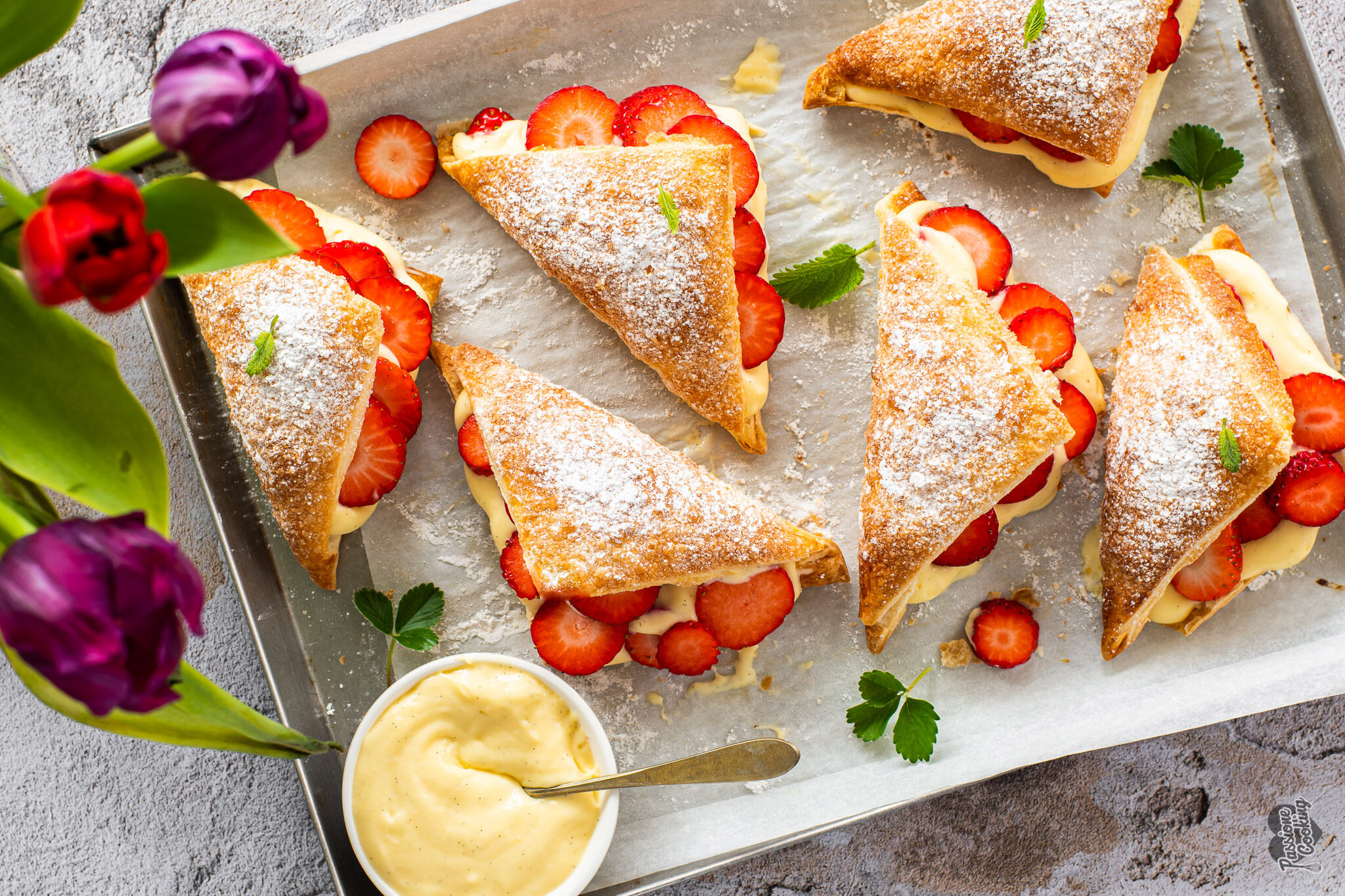 Bladerdeegpakketjes met vanillecrème en aardbeien