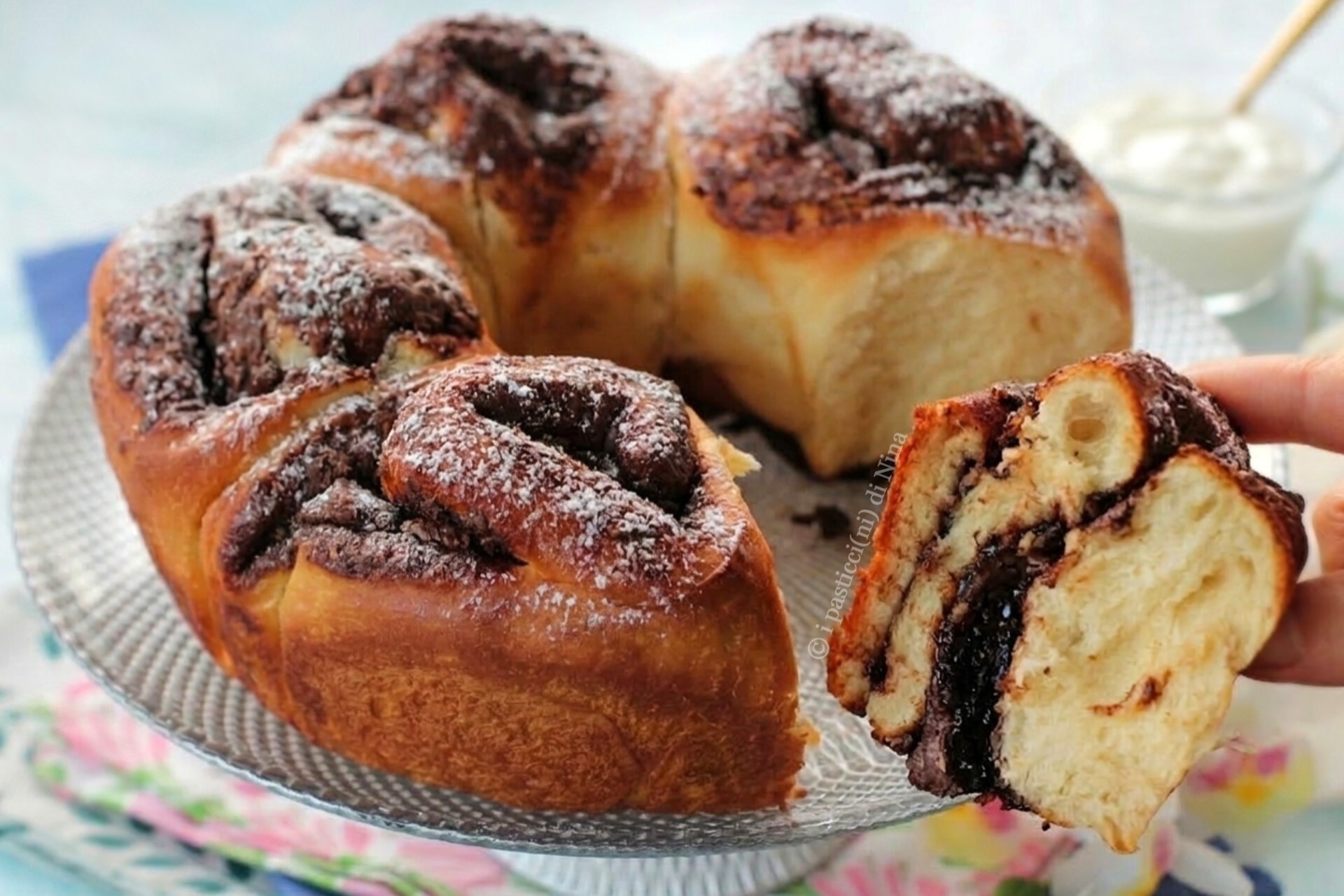 ZACHTE BRIOCHE MET GRIEKS YOGHURT EN HART VAN CHOCOLADE