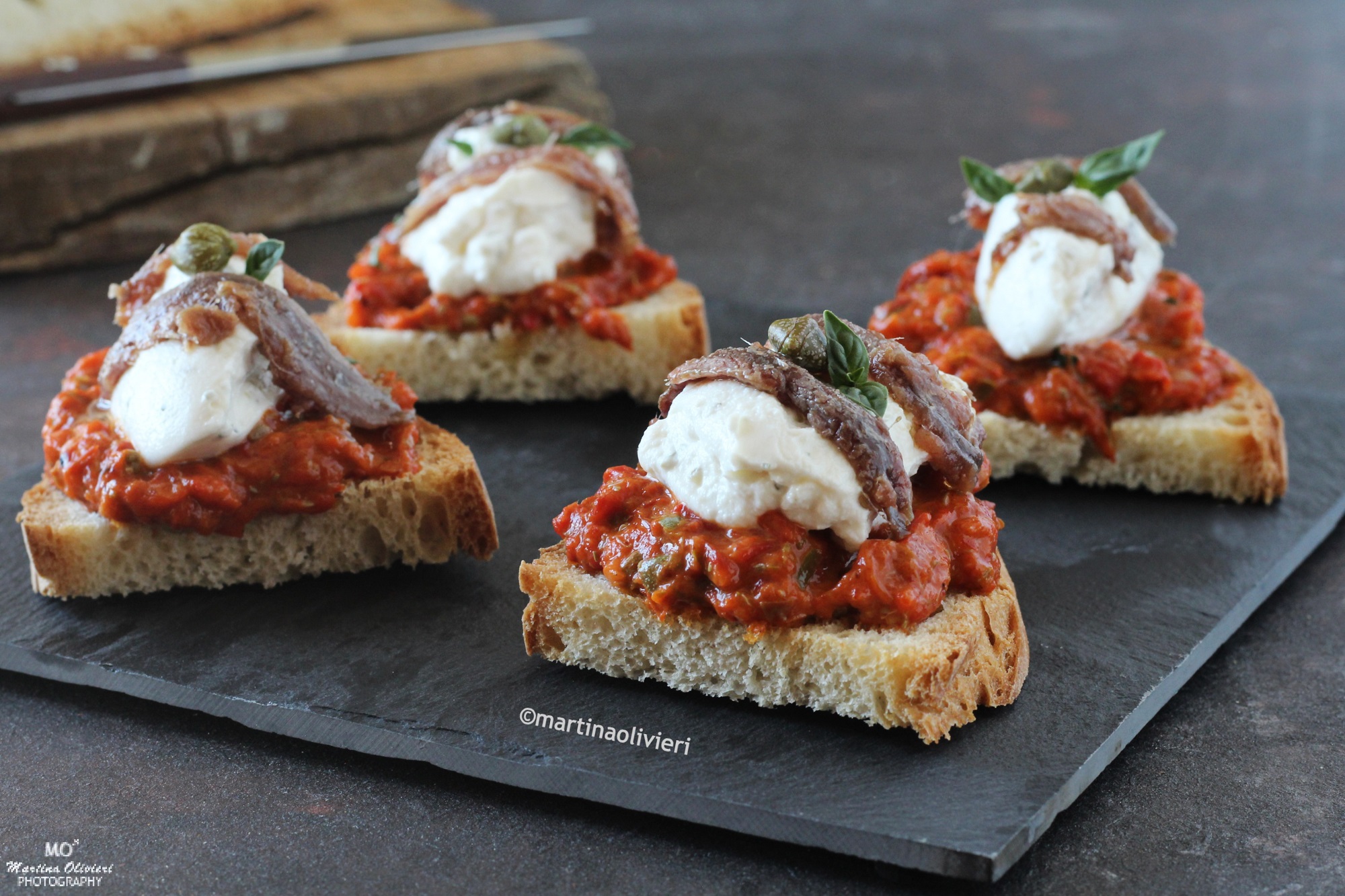 Crostini met paprikacrème, ricotta en ansjovis