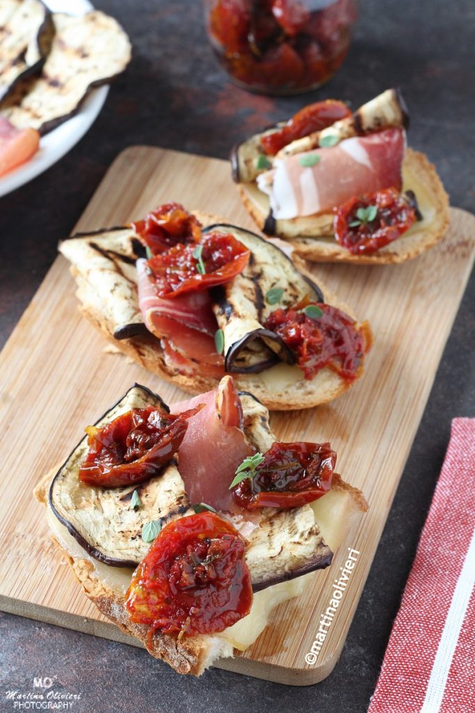 Crostini met speck, gegrilde aubergines en scamorza