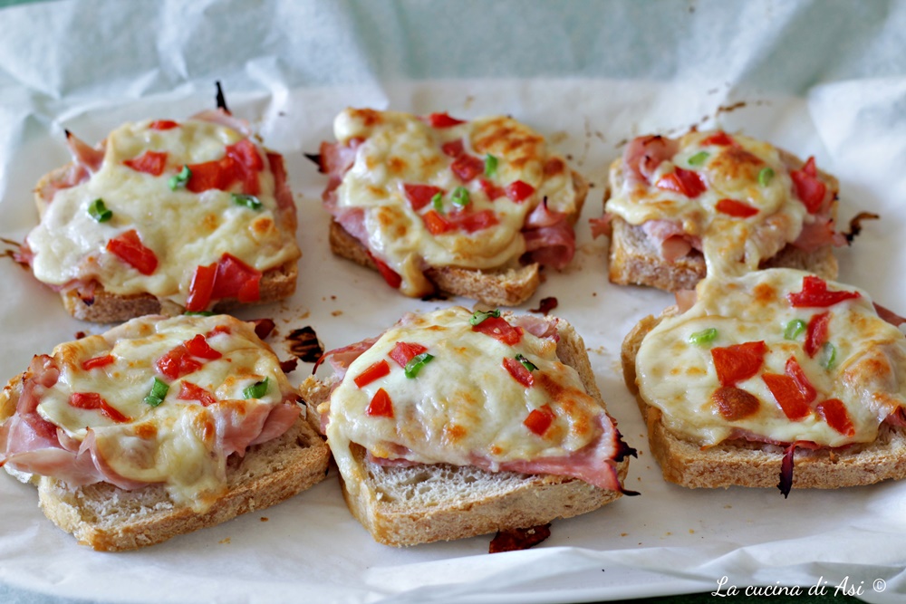 Crostoni uit de oven met ham en kaas