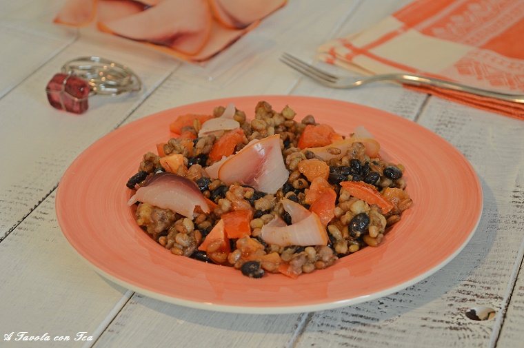 Gerst- en farrosalade met zwarte bonen en gerookte zwaardvis