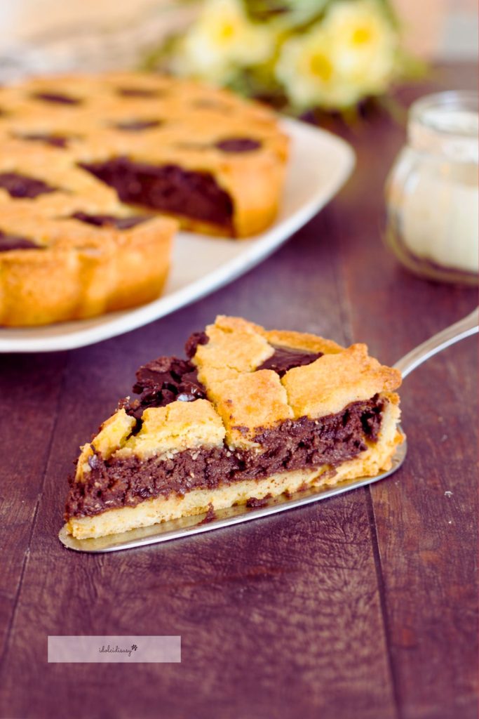 Schijfje ricotta- en cacaocrostata met goed zichtbare romige chocoladevulling