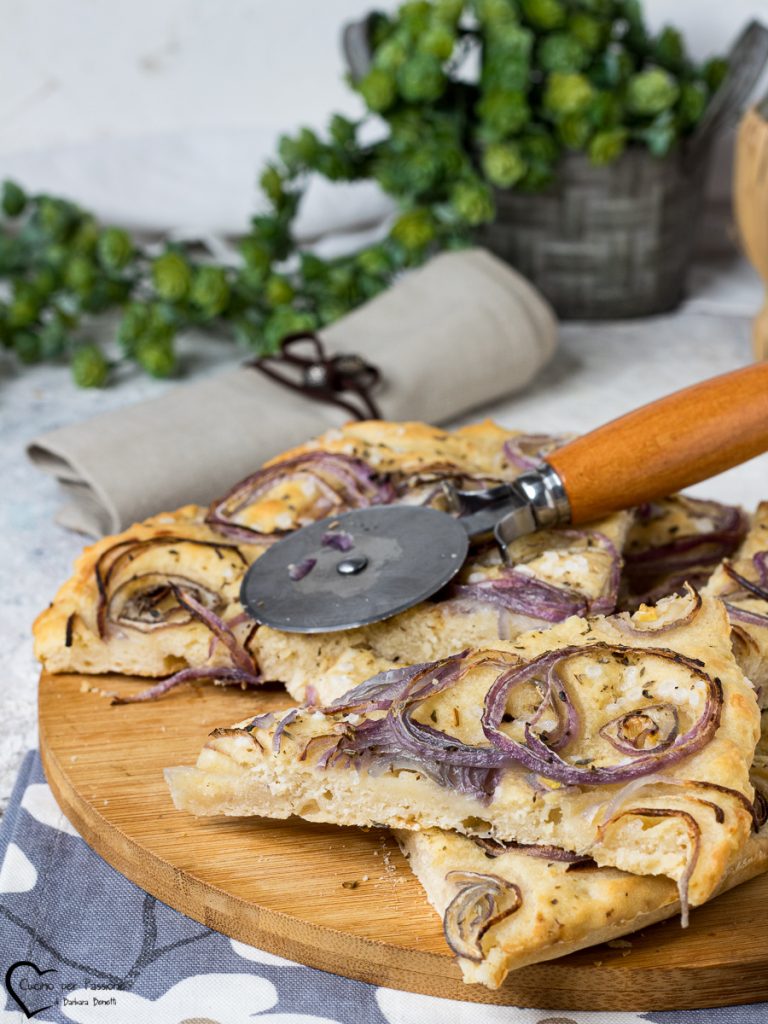 Focaccia met ui en bakpoeder