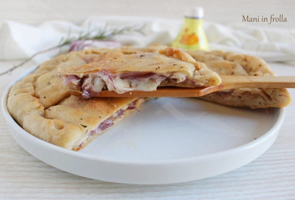 Gevulde focaccia met tonijn, uien en scamorza