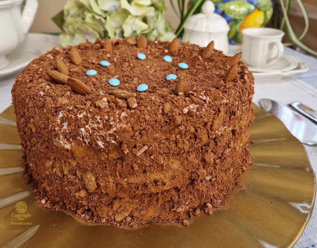 Gerecyclede colomba-taart: met chocoladevulling