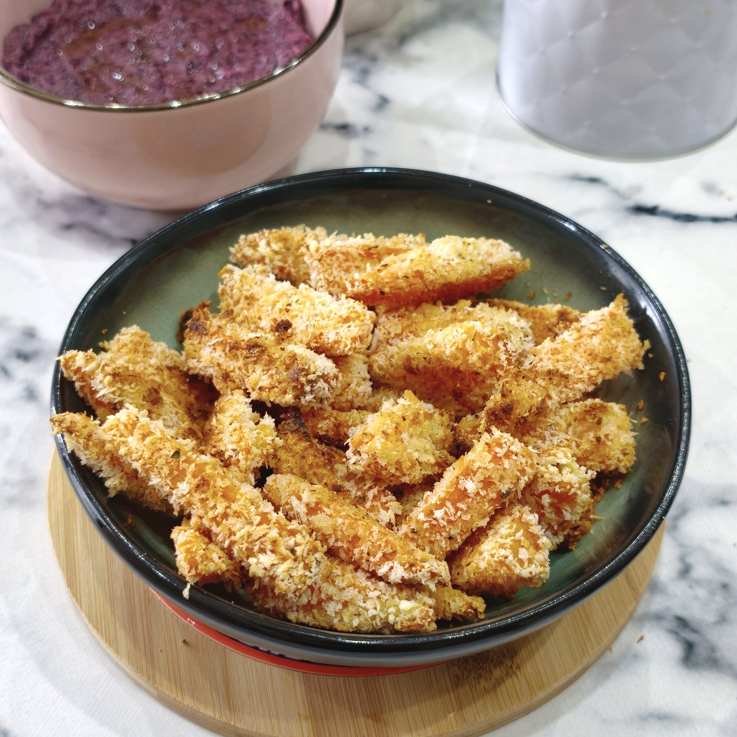 Krokante zoete-aardappelstaafjes uit de oven met radicchio-mousse