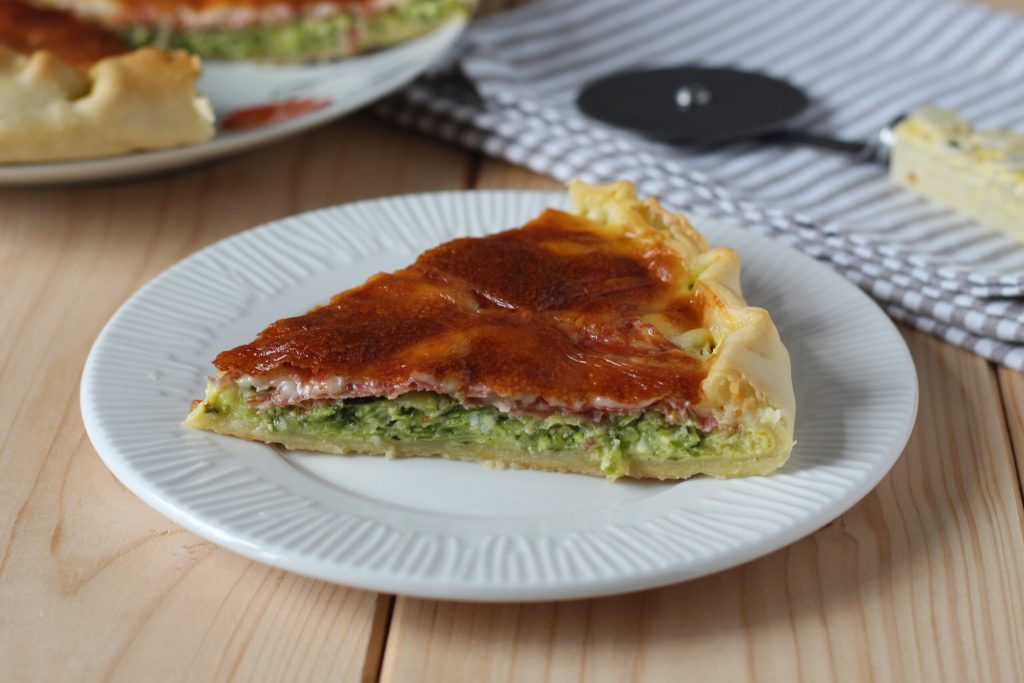 taart van brisédeeg met courgette, salami en gerookte scamorza