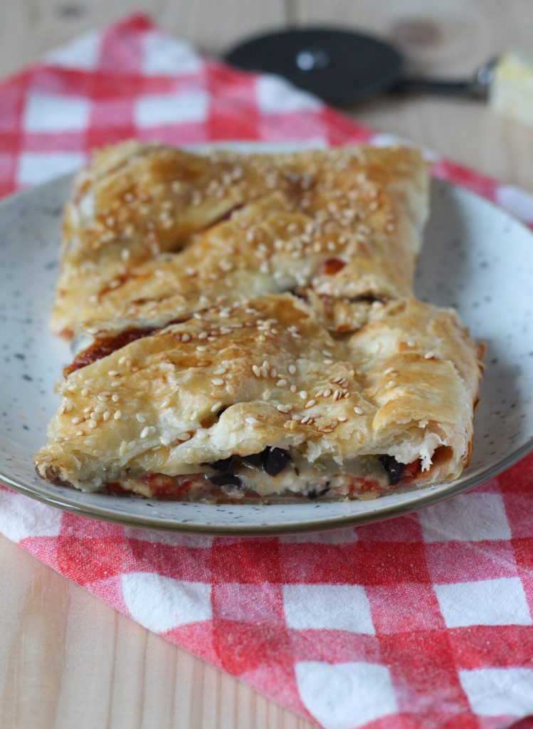 hartige bladerdeegtaart met gegrilde aubergine, tomaat en mozzarella