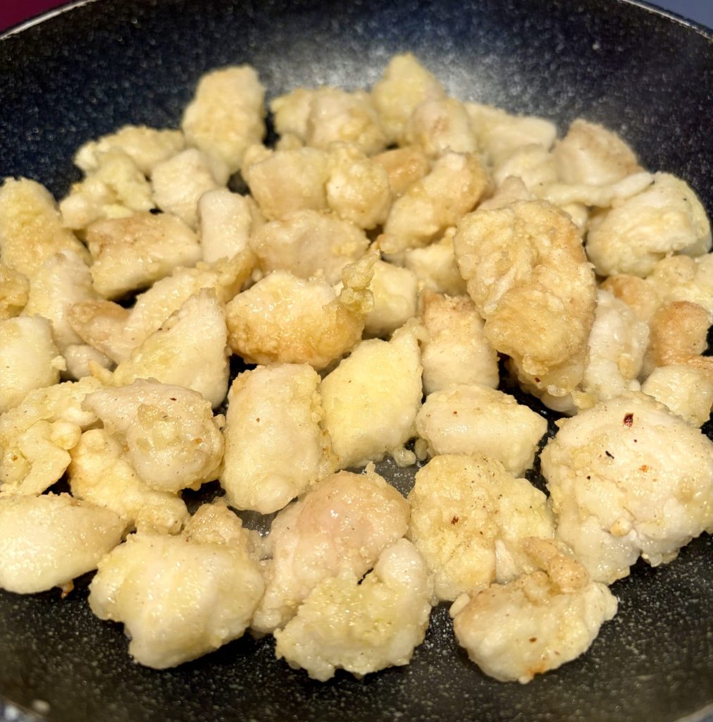 goudbruine kipstukjes in de pan met zetmeel