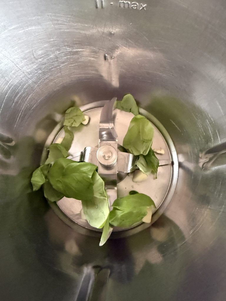 basilicum en knoflook in de keukenmachine