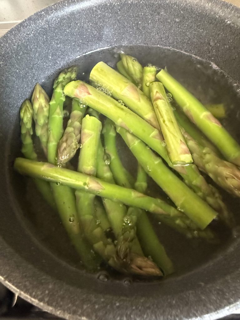 asperges gekookt voor snelle hartige taart met hummus en groenten
