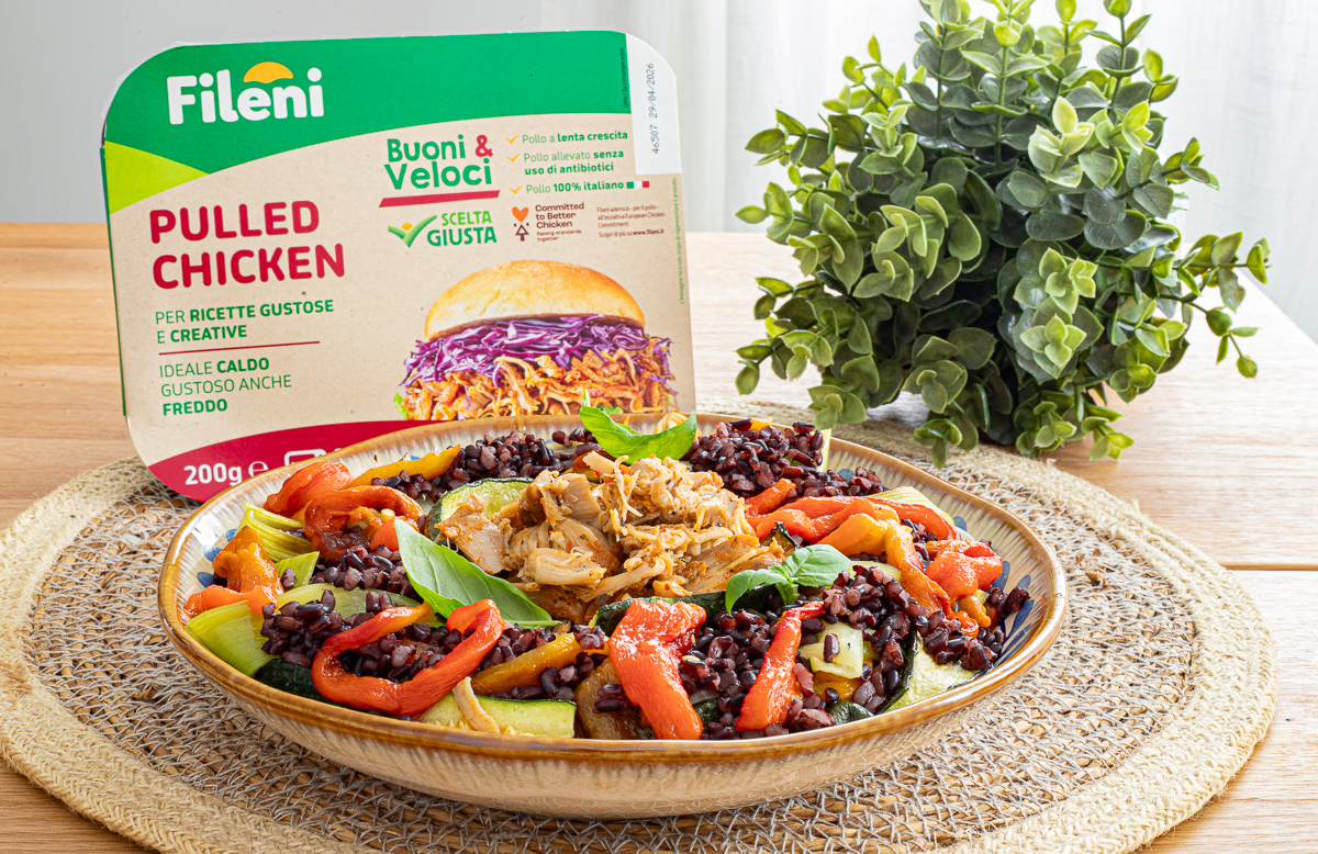 Venere-rijstsalade met pulled chicken en geroosterde groenten