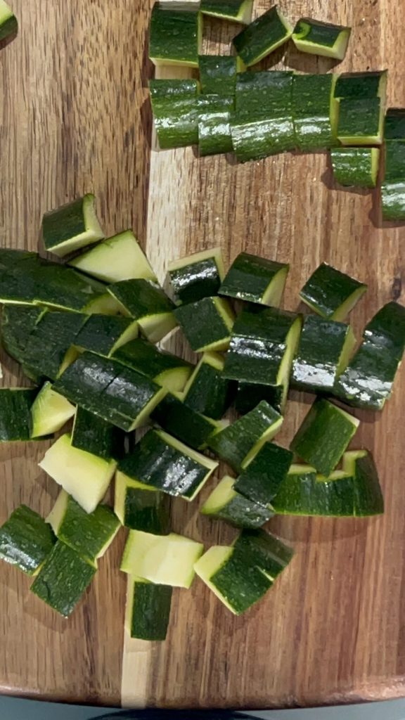 Courgettes in blokjes gesneden voor de bereiding