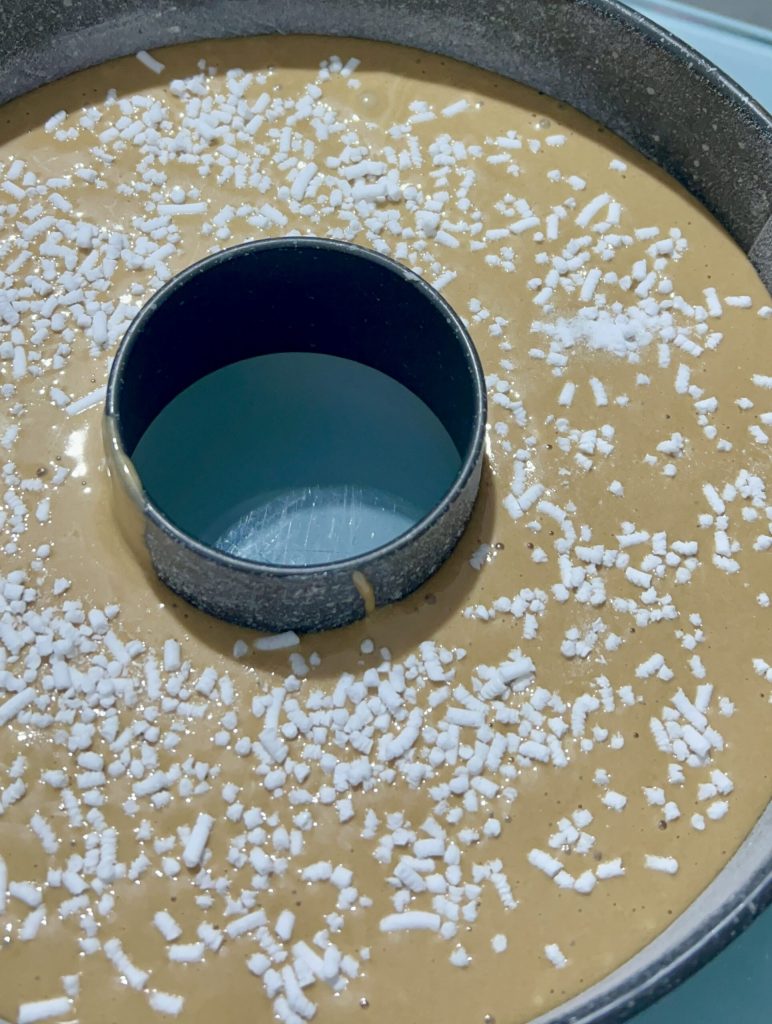 Koffiecakebeslag met parelsuiker voor het bakken