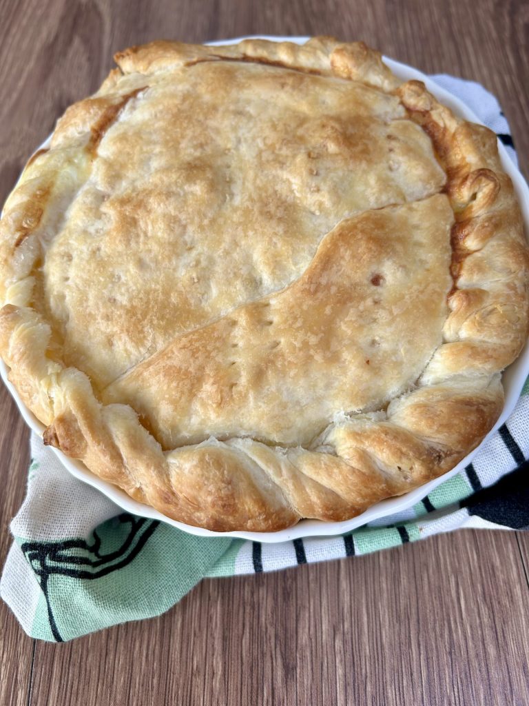 Hartige taart met ham en mozzarella goudbruin en klaar om te serveren