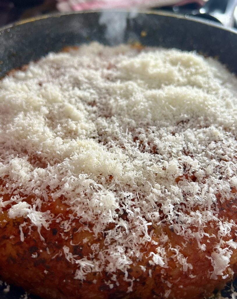 frittata van aardappelen met Parmezaanse kaas in de pan