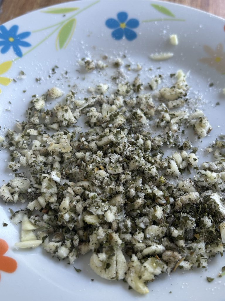 gehakte knoflook en peterselie, zout en peper om de groenten op smaak te brengen