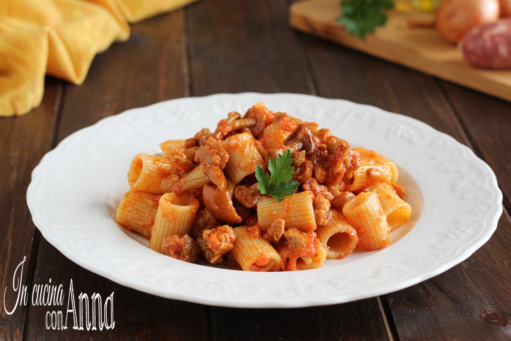 Pasta met worst- en champignonsaus